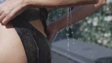 Duşta banyo yapan çekici seksi kadın.