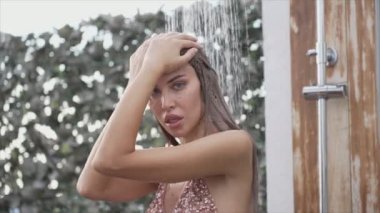 Duşta banyo yapan çekici seksi kadın.