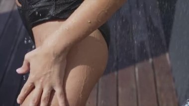 Duşta banyo yapan çekici seksi kadın.