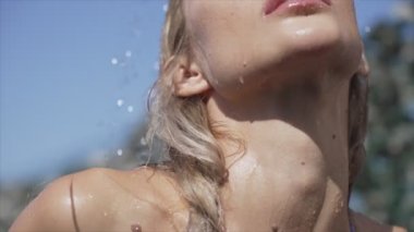 Duşta banyo yapan çekici seksi kadın.