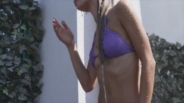 Duşta banyo yapan çekici seksi kadın.