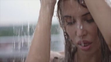 Duşta banyo yapan çekici seksi kadın.