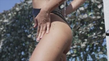 Duşta banyo yapan çekici seksi kadın.