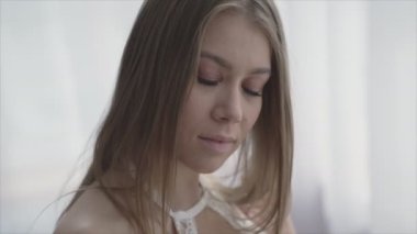 Seksi iç çamaşırlı güzel bir kadın.