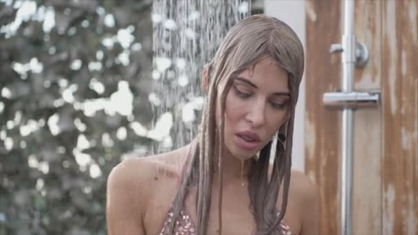 シャワーで入浴する魅力的なセクシーな女性 — ストック動画