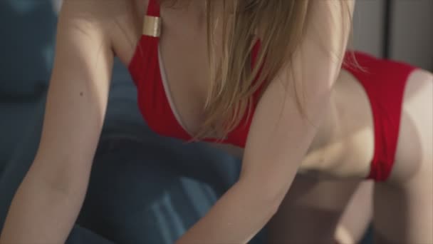 Förförisk Kvinna Sexiga Underkläder Rör Sig Långsamt — Stockvideo