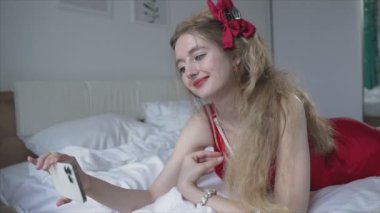 Genç kız akıllı telefondan selfie çekiyor.