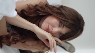 Baştan çıkarıcı erotik iç çamaşırlı kız, yavaş çekim - dikey video