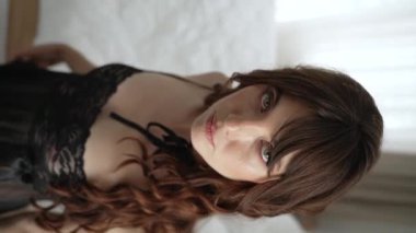 Dikey video kız baştan çıkarıcı erotik seksi iç çamaşırlı, yavaş çekimde.
