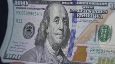 Yüz dolarlık banknotların dikey videosu