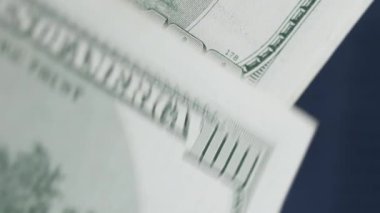 Yüz dolarlık banknotların dikey videosu, yakın plan.