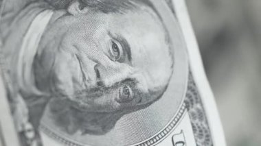 Yüz dolarlık banknotların dikey videosu, yakın plan.