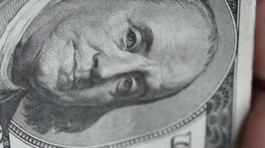 Yüz dolarlık banknotların dikey videosu