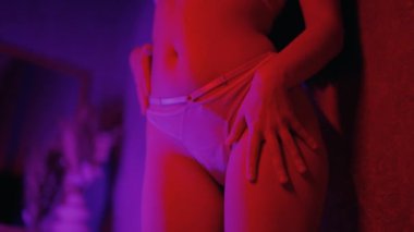 Seksi baştan çıkarıcı iç çamaşırlı güzel bir kadın.