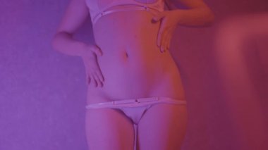 Seksi iç çamaşırlı şehvetli güzel kadın.