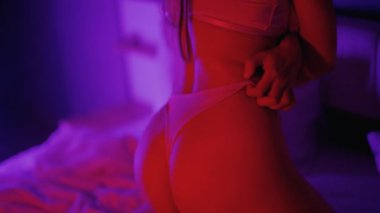 Güzel seksi iç çamaşırlı çekici kız.