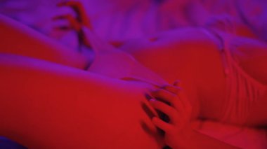 Seksi baştan çıkarıcı iç çamaşırlı güzel bir kadın.