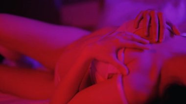 Seksi baştan çıkarıcı iç çamaşırlı güzel bir kadın.