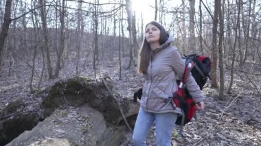Gündüz vakti ormandaki kadın turist, ağır çekimde.