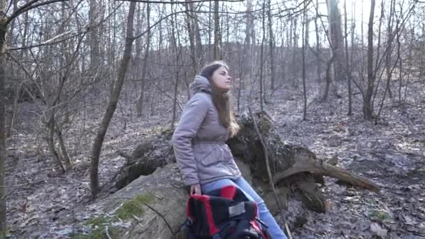 Kvinne Turist Skogen Dagen Sakte Bevegelse – stockvideo