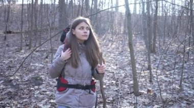 Gündüz vakti ormandaki kadın turist, ağır çekimde.