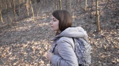 Gündüz vakti ormandaki kadın turist, ağır çekimde.