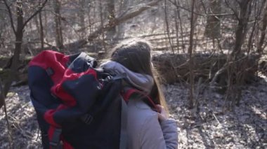 Gündüz vakti ormandaki kadın turist, ağır çekimde.