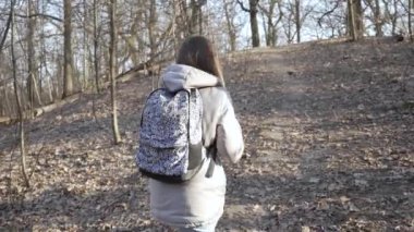 Gündüzleri ormandaki kız turist