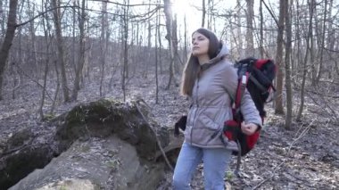 Gündüzleri ormandaki kız turist
