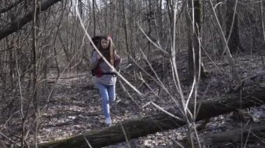 Gündüzleri ormandaki kız turist