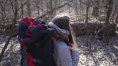 Gündüzleri ormandaki kız turist