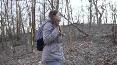 Gündüzleri ormandaki kız turist