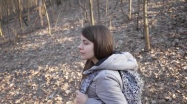 Gündüzleri ormandaki kız turist