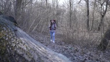 Gündüzleri ormandaki kız turist