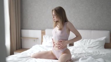 Çekici, güzel iç çamaşırlı, ağır çekimde seksi bir kadın.