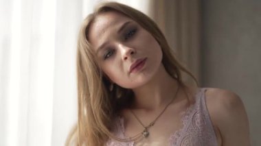 Çekici, güzel iç çamaşırlı, ağır çekimde seksi bir kadın.