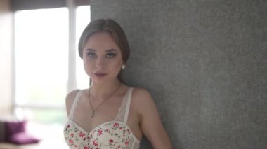 Çekici, güzel iç çamaşırlı, ağır çekimde seksi bir kadın.