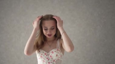 Baştan çıkarıcı seksi iç çamaşırlı güzel kız, ağır çekimde.