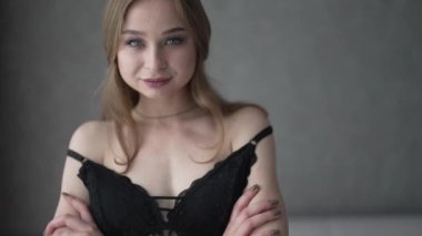 Güzel baştan çıkarıcı seksi iç çamaşırlı kadın, ağır çekimde