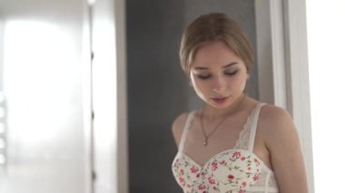 Güzel seksi iç çamaşırlı, erotik bir kadın.