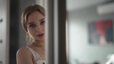 Güzel seksi iç çamaşırlı, erotik bir kadın.