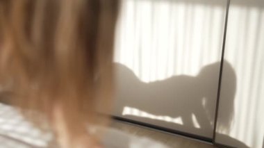 Güzel seksi iç çamaşırlı, erotik bir kadın.