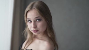 Güzel seksi iç çamaşırlı, erotik bir kadın.