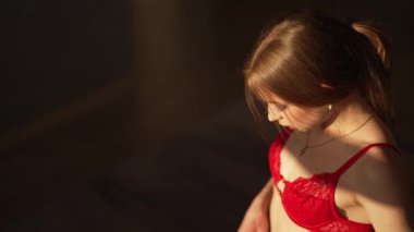Seksi baştan çıkarıcı iç çamaşırlı güzel bir kadın.