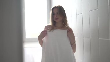 Seksi baştan çıkarıcı iç çamaşırlı güzel bir kadın.