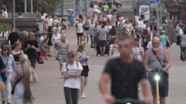 KYIV, UKRAINE - 18 AĞUSTOS 2024: Bir şehir caddesindeki kalabalık, yavaş çekim.