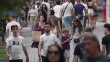 KYIV, UKRAINE - 18 AĞUSTOS 2024: Bir şehir caddesindeki kalabalık, yavaş çekim.