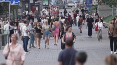 KYIV, UKRAINE - 18 AĞUSTOS 2024: Bir şehir caddesindeki kalabalık, yavaş çekim.