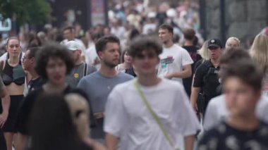 KYIV, UKRAINE - 18 AĞUSTOS 2024: Bir şehir caddesindeki kalabalık, yavaş çekim.