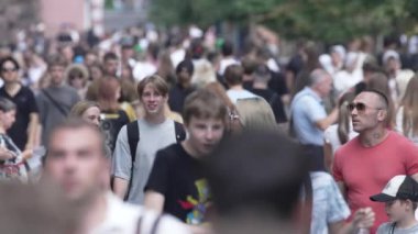 KYIV, UKRAINE - 18 AĞUSTOS 2024: Bir şehir caddesindeki kalabalık, yavaş çekim.